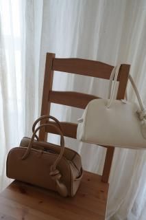 <img class='new_mark_img1' src='https://img.shop-pro.jp/img/new/icons8.gif' style='border:none;display:inline;margin:0px;padding:0px;width:auto;' />Twist Knot Bag<br>[BROWN/WHITE]