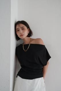 <img class='new_mark_img1' src='https://img.shop-pro.jp/img/new/icons8.gif' style='border:none;display:inline;margin:0px;padding:0px;width:auto;' />Asymmetry Shoulder Tops<br>[BLACK/OFFWHITE]