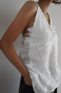 <img class='new_mark_img1' src='https://img.shop-pro.jp/img/new/icons8.gif' style='border:none;display:inline;margin:0px;padding:0px;width:auto;' />Embroidered Lace Cami Tops[OFFWHITE]