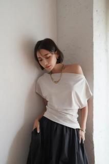 <img class='new_mark_img1' src='https://img.shop-pro.jp/img/new/icons38.gif' style='border:none;display:inline;margin:0px;padding:0px;width:auto;' />Asymmetry Shoulder Tops<br>[OFFWHITE][B]<s><font color="red">5900</s>295050%OFF</font>