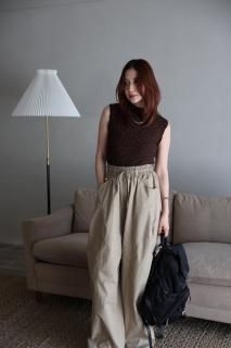 <img class='new_mark_img1' src='https://img.shop-pro.jp/img/new/icons8.gif' style='border:none;display:inline;margin:0px;padding:0px;width:auto;' />Embossed High Neck Sleeveless Top[BROWN/BEIGE]