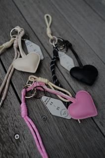 <img class='new_mark_img1' src='https://img.shop-pro.jp/img/new/icons8.gif' style='border:none;display:inline;margin:0px;padding:0px;width:auto;' />Hotel Key Chain & Heart Charm [OFFWHITE/PINK/BLACK]