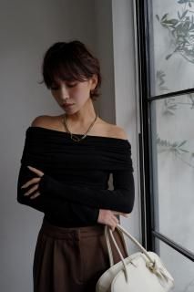 <img class='new_mark_img1' src='https://img.shop-pro.jp/img/new/icons8.gif' style='border:none;display:inline;margin:0px;padding:0px;width:auto;' />Drape Off Shoulder Tops[OFFWHITE/BLACK]