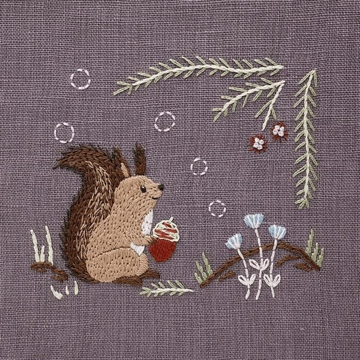 Chicchi 森で暮らす動物たちの12か月 刺繍キット「雪にワクワク