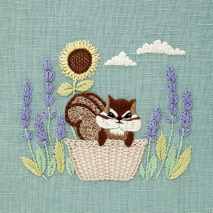 Chicchi 森で暮らす動物たちの12か月 刺繍キット「シマリスさん Chicchi 森で暮らす動物たちの12か月 刺繍キット「シマリスさん