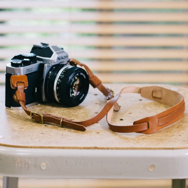 ナチュラルな革のコンパクトなカメラストラップ | 革小物のDuram Online Shop