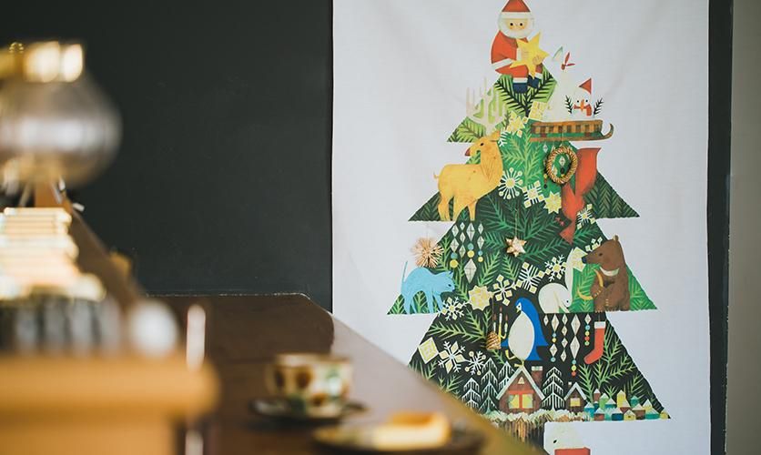 クリスマスツリー　タペストリー　ファミリア ファミちゃんと過ごすクリスマス｜ファミリアファミリア芦屋