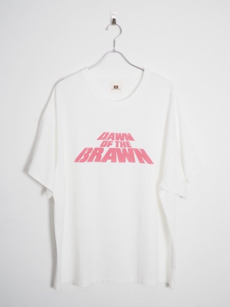 <img class='new_mark_img1' src='https://img.shop-pro.jp/img/new/icons14.gif' style='border:none;display:inline;margin:0px;padding:0px;width:auto;' />[BRAWN] DAWN OF THE BRAWN TEE -WHITE-