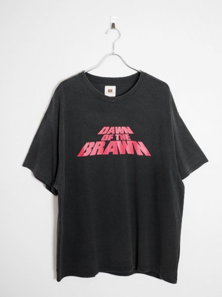 <img class='new_mark_img1' src='https://img.shop-pro.jp/img/new/icons14.gif' style='border:none;display:inline;margin:0px;padding:0px;width:auto;' />[BRAWN] DAWN OF THE BRAWN TEE -BLACK-