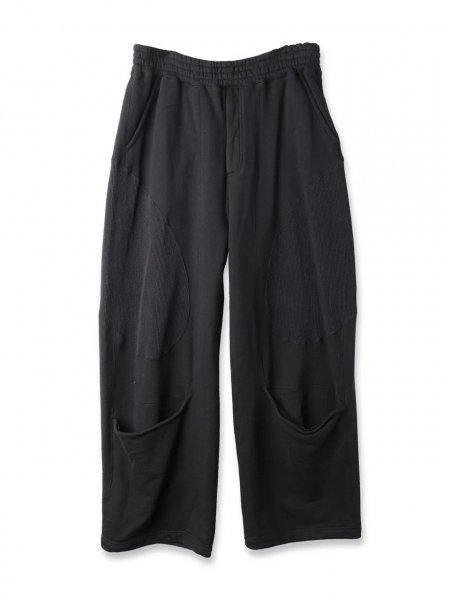 <img class='new_mark_img1' src='https://img.shop-pro.jp/img/new/icons14.gif' style='border:none;display:inline;margin:0px;padding:0px;width:auto;' />[JIEDA] CURVE OVER SWEAT PANTS -BLACK-