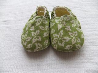 Baby Booties in Grass Green with Leaves - Cotton/Cream Cotton Flannel Lining