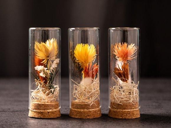 ボトルフラワーアレンジ | ガラスボトルの小さなフラワー