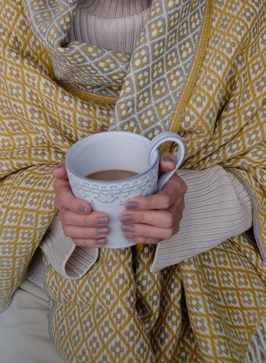 1310-chicoracao-shawl-yellowgray-coffeecup