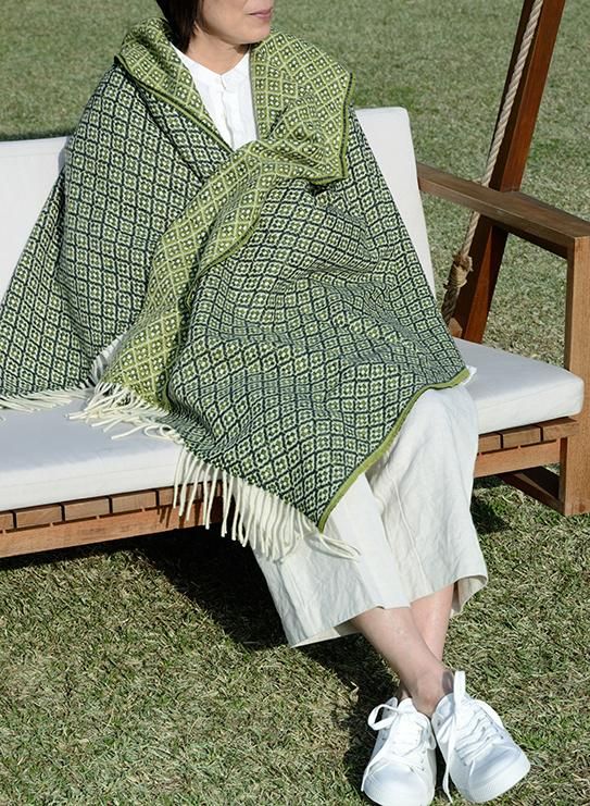 1313-chicoracao-shawl-darkgreenpistachio-gardenchair