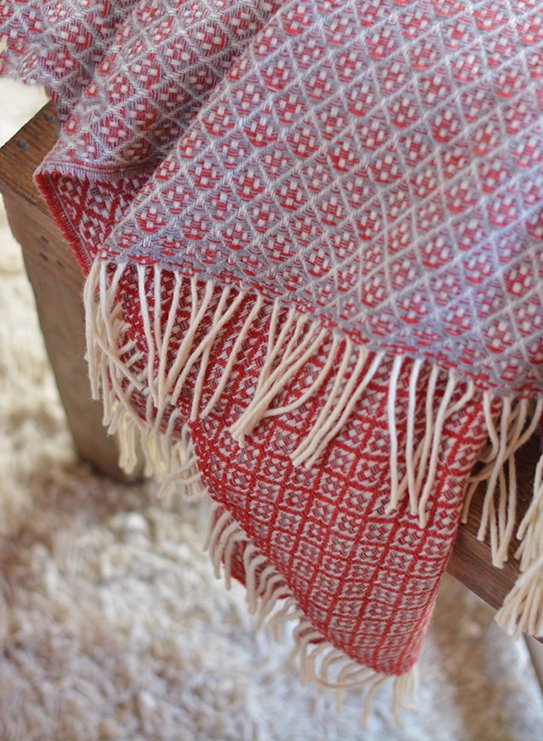 1314-chicoracao-shawl-redgray-stool