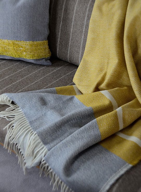 1450-chicoracao-blanket-wool-yellowgray-sofa