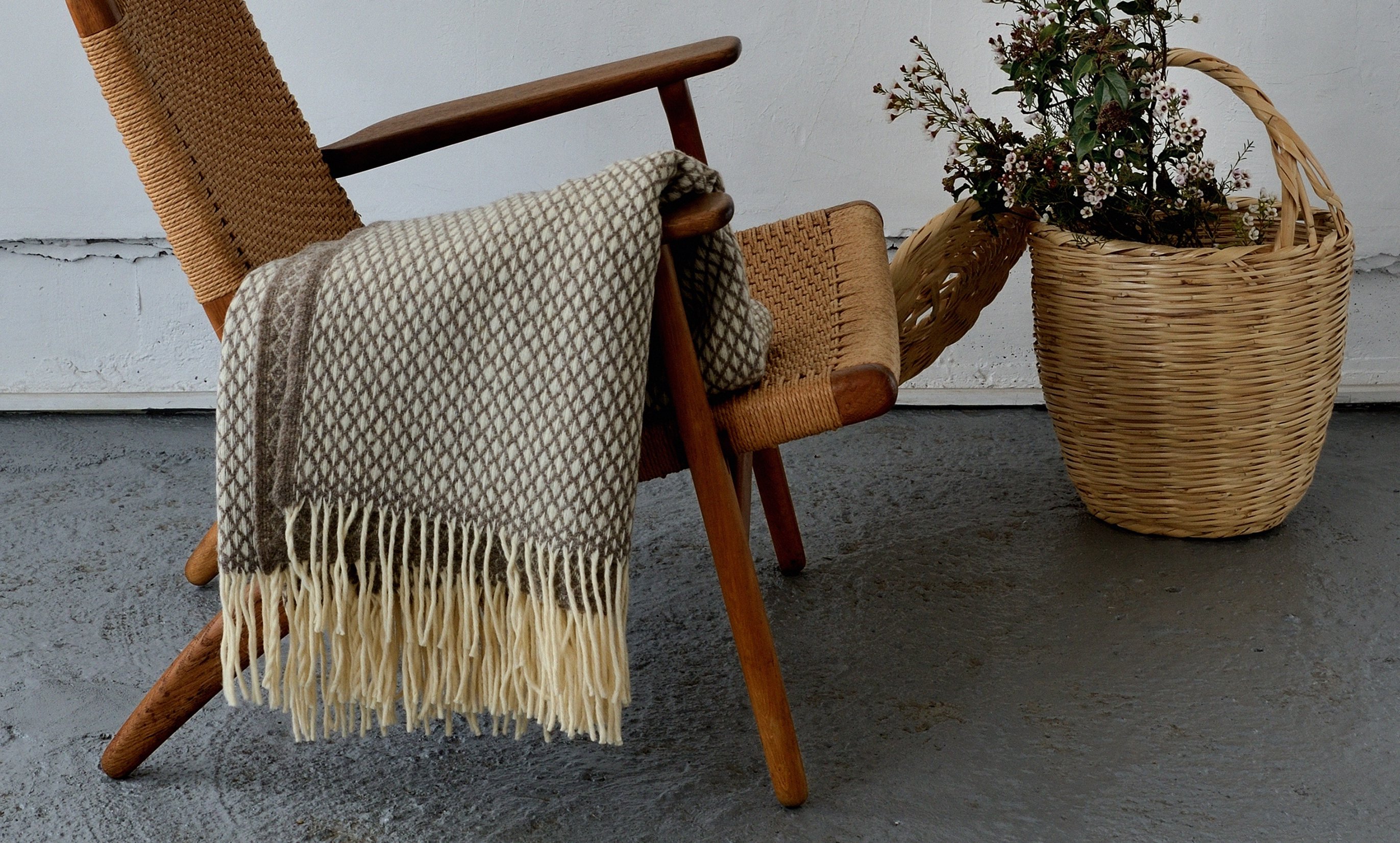 1460-chicoracao-blanket-wool-beige-chair-basket