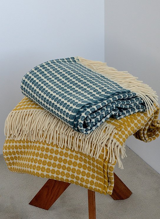 1490-1491chicoracao-blanket-wool-watergreen-yellow-stool