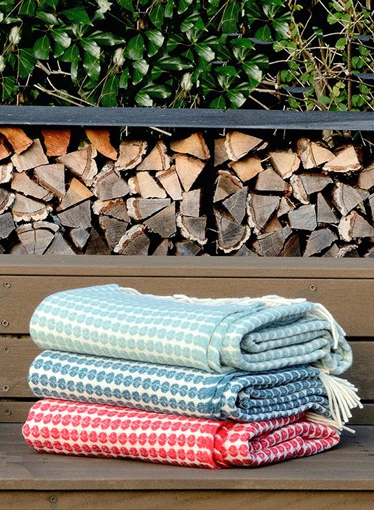 1490-1492-1494chicoracao-blanket-wool-watergreen-outdoor-wooddeck