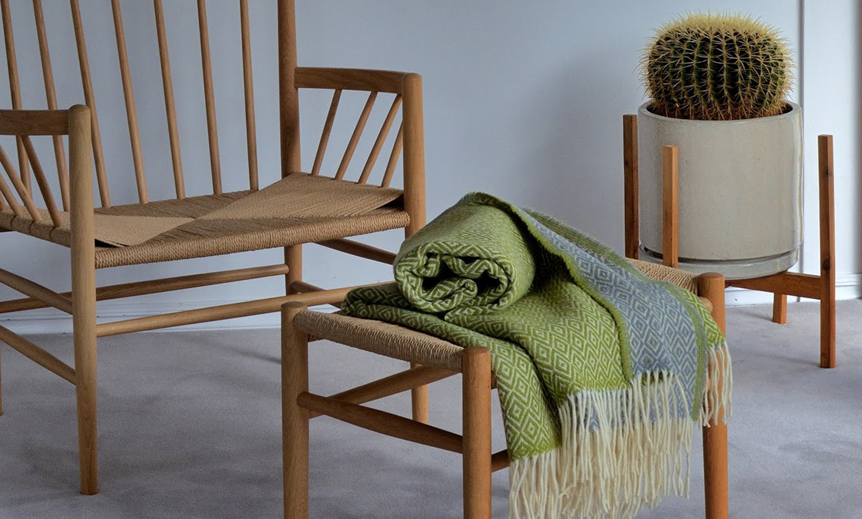 1432-chicoracao-blanket-wool-greenlightgray-cair-living-cactus