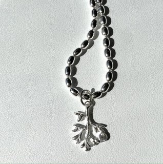 珊瑚の木の ネックレス