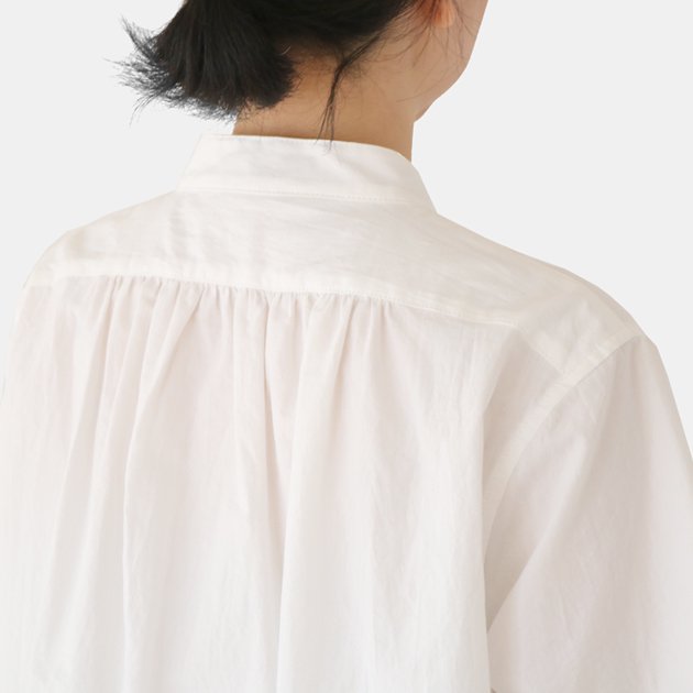 「CLASKA（クラスカ）」発のアパレルブランド「HAU（ハウ）」のスタンドカラー半袖シャツ