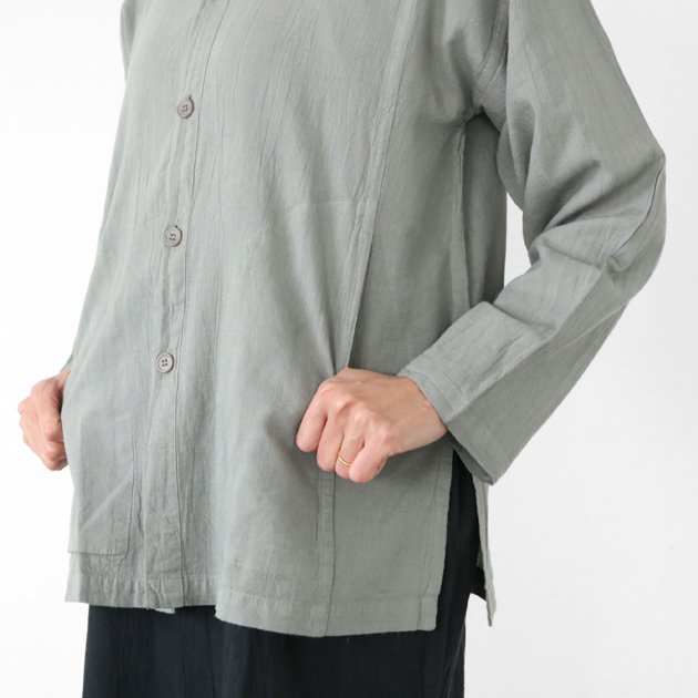 「ヂェン先生の日常着」のスタンドカラーポケットシャツ