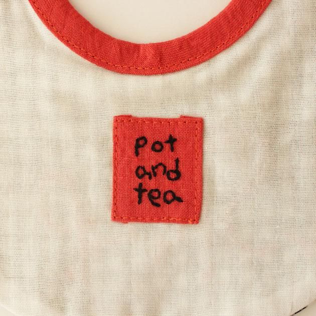 「pot and tea(ポットアンドティー)」の刺繍ベビースタイ