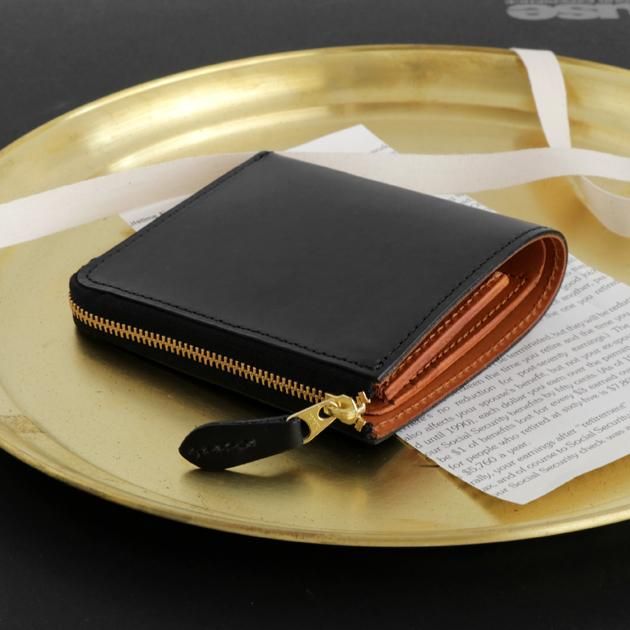 「CLASKA(クラスカ)」の折りたたみ革財布「SQUARE WALLET(スクウェアウォレット)」