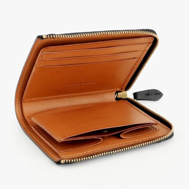 「CLASKA(クラスカ)」の折りたたみ革財布「SQUARE WALLET(スクウェアウォレット)」