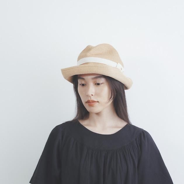 「mature ha.(マチュアーハ)」のブレードハット「BOXED HAT 401PT ラフィア×生成りリボン」