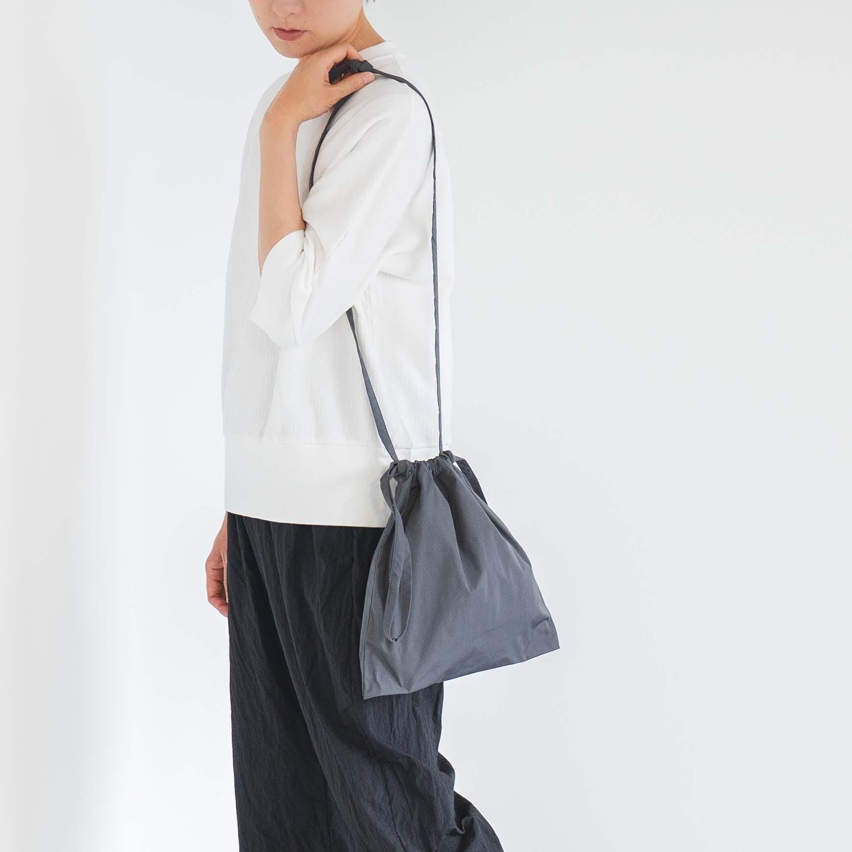 formuniform の Drawstring bag with strap / グレー