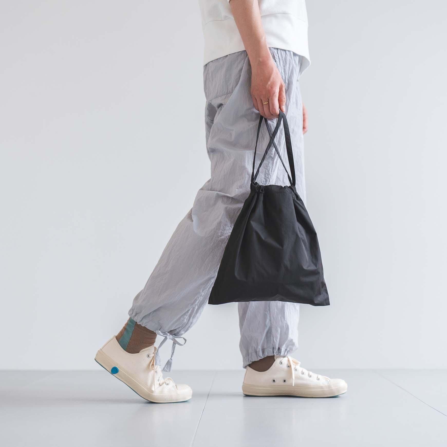 「formuniform(フォームユニフォーム)」の Drawstring bag with strap / ブラック