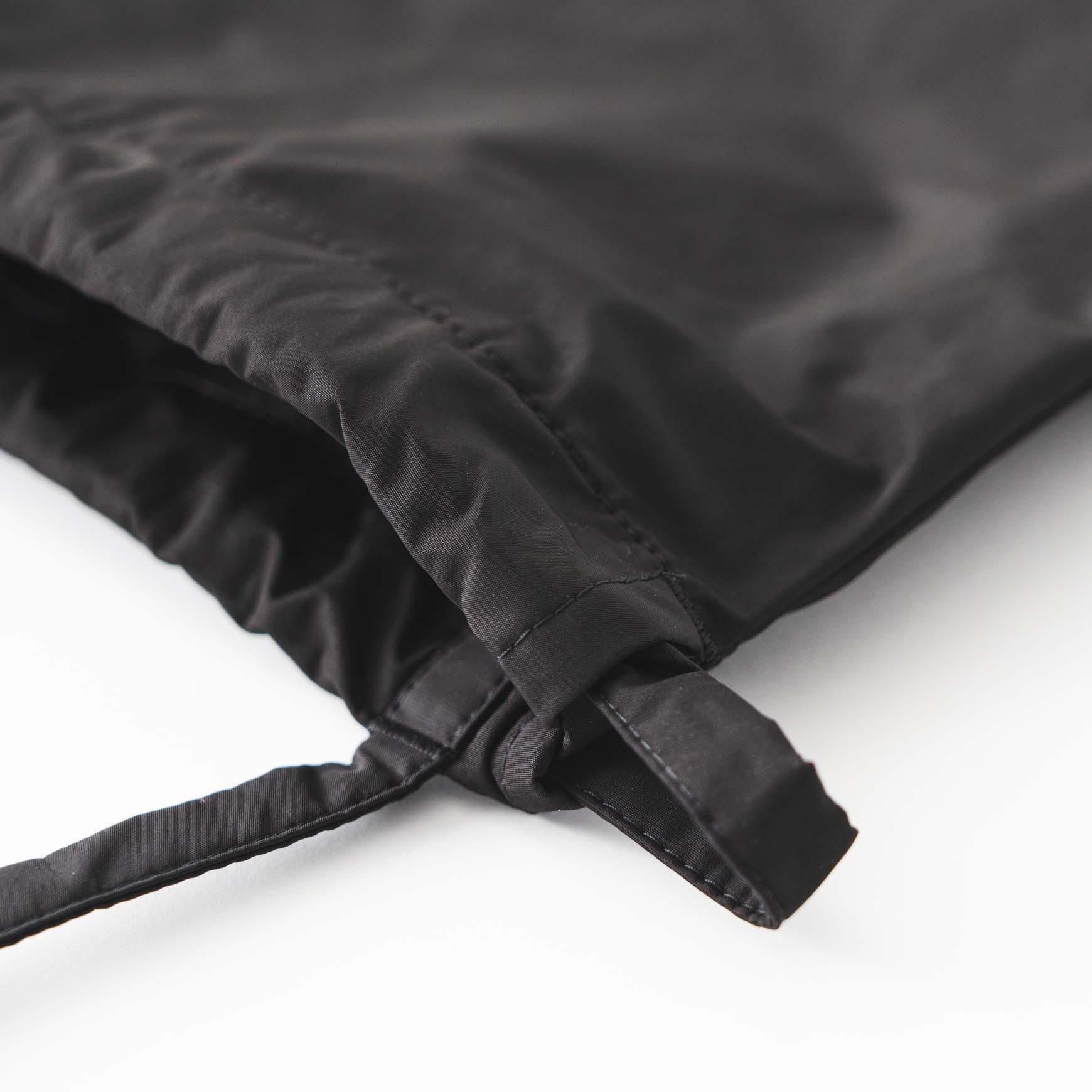 「formuniform(フォームユニフォーム)」の Drawstring bag with strap / ブラック