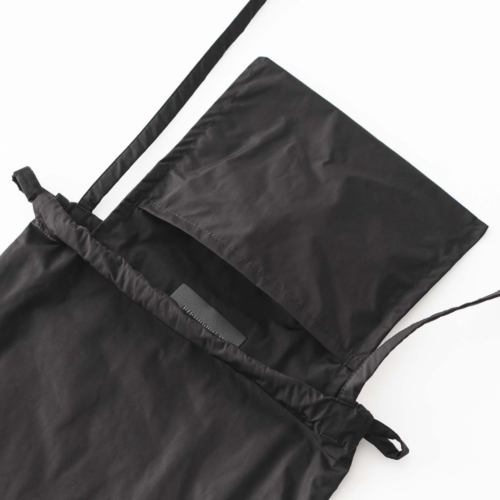 「formuniform(フォームユニフォーム)」の Drawstring bag with strap / ブラック
