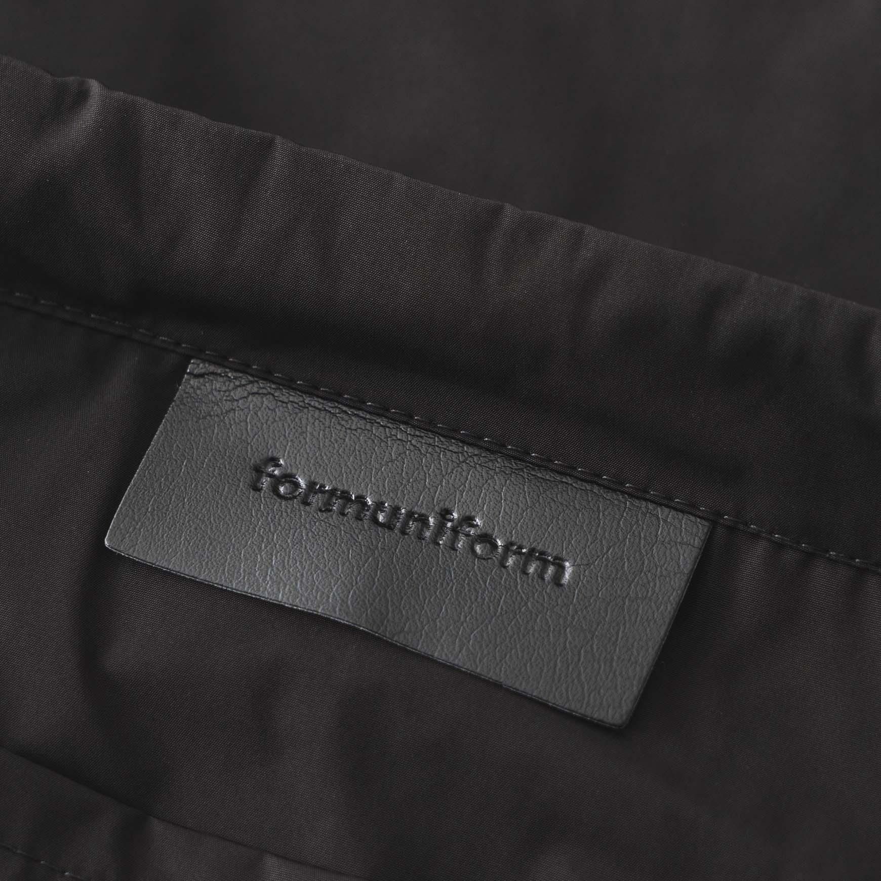「formuniform(フォームユニフォーム)」の Drawstring bag with strap / ブラック