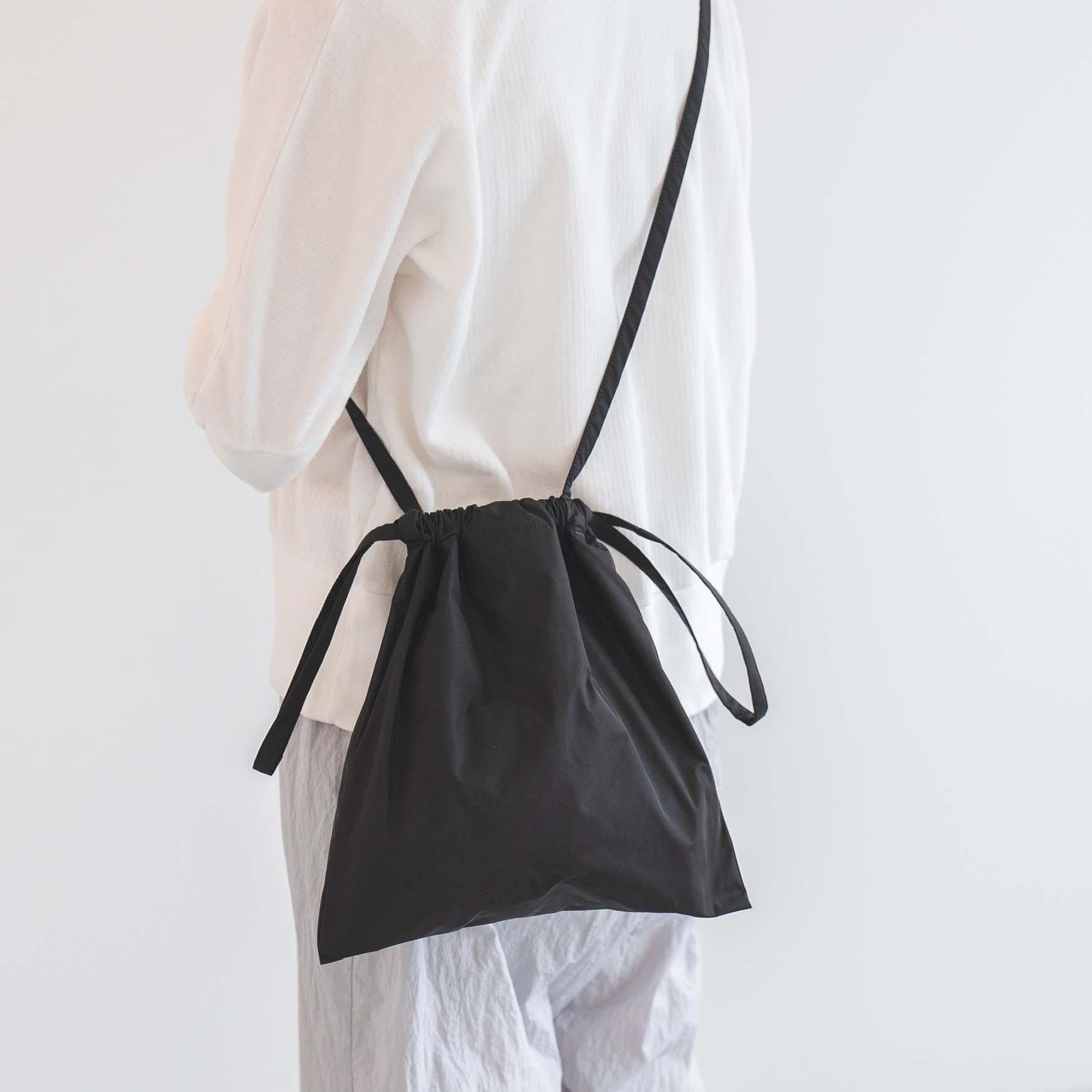 「formuniform(フォームユニフォーム)」の Drawstring bag with strap / ブラック