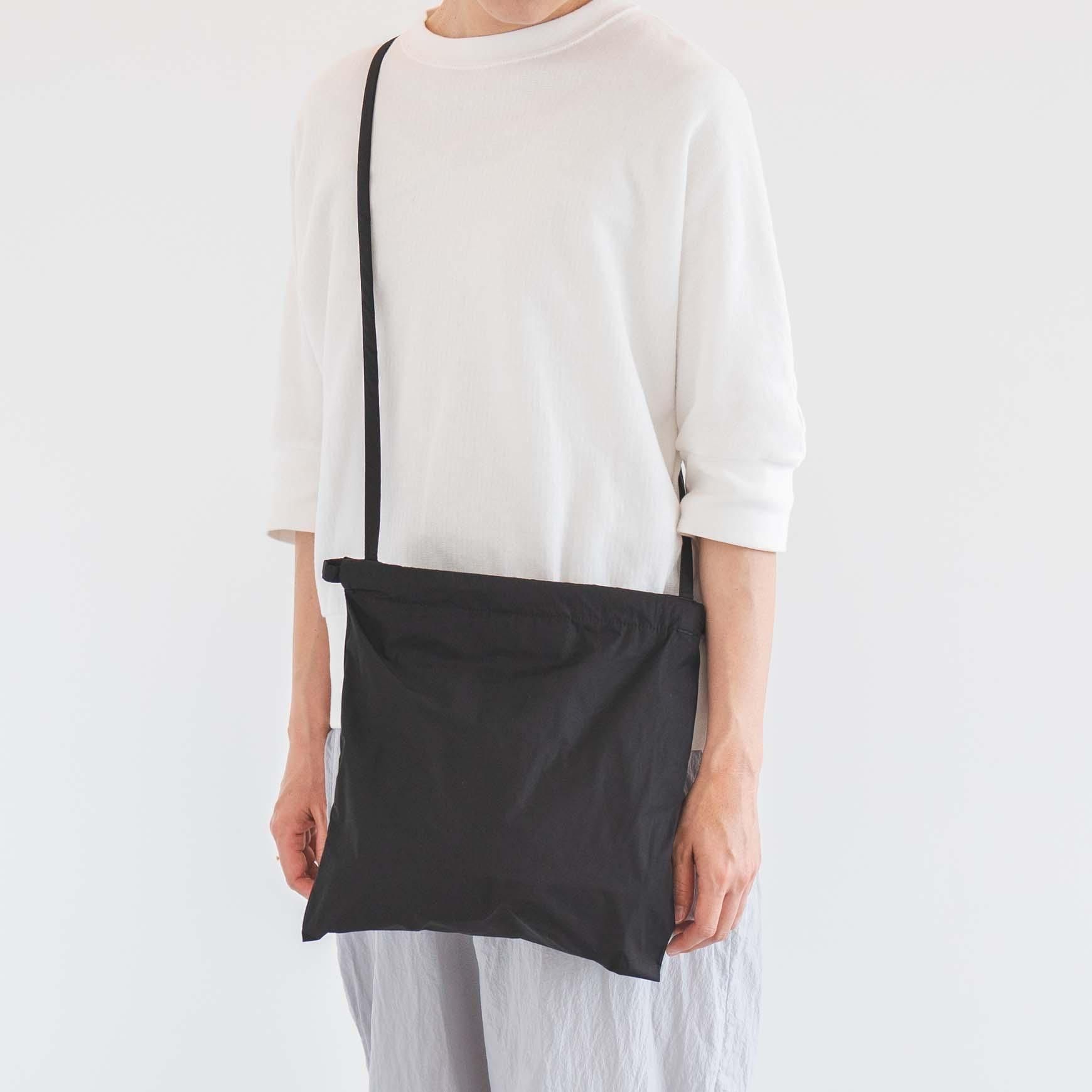「formuniform(フォームユニフォーム)」の Drawstring bag with strap / ブラック