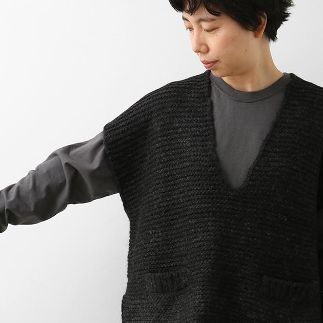 「CLASKA(クラスカ)」発のアパレルブランド「HAU(ハウ)」のニットベスト