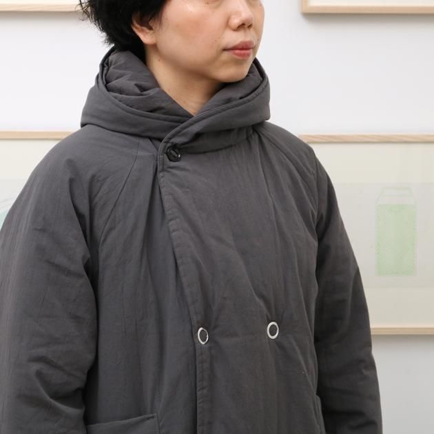 「CLASKA(クラスカ)」発のアパレルブランド「HAU(ハウ)」のコート