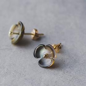 三橋 頼子(Yoriko Mitsuhashi)|お花 ピアス / 黒蝶貝 三橋 頼子(Yoriko Mitsuhashi)|お花 ピアス / 黒蝶貝