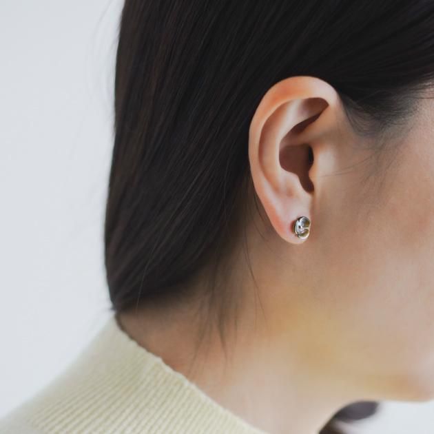 「三橋 頼子(Yoriko Mitsuhashi)」のお花 ピアス / 黒蝶貝