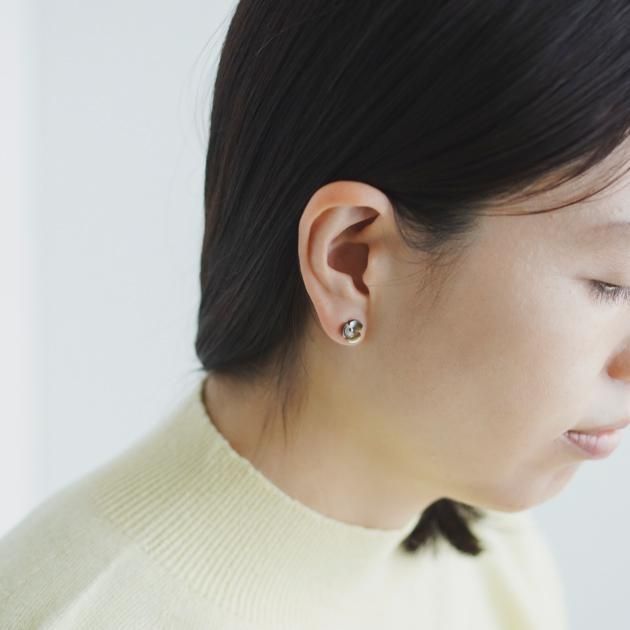 「三橋 頼子(Yoriko Mitsuhashi)」のお花 ピアス / 黒蝶貝