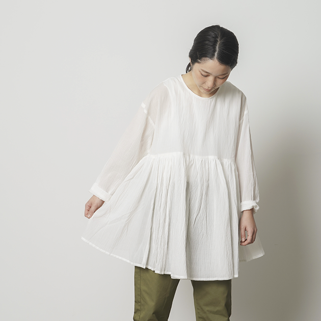 「CLASKA(クラスカ)」発のアパレルブランド「HAU(ハウ)」のtunic blouse