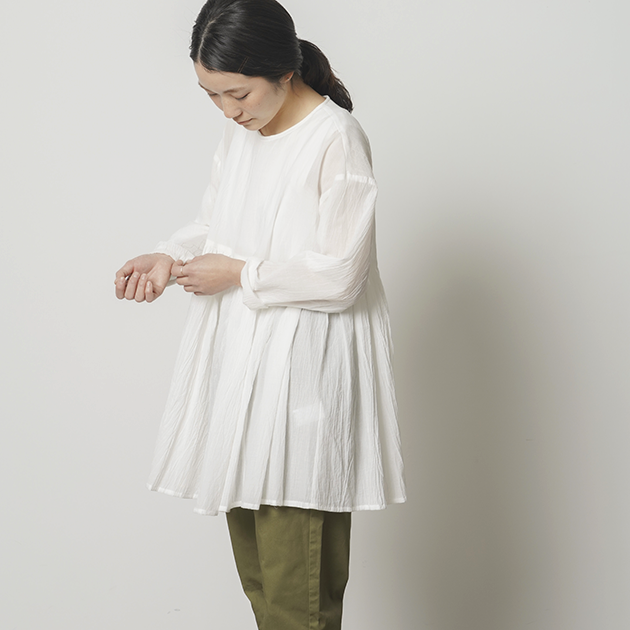 「CLASKA(クラスカ)」発のアパレルブランド「HAU(ハウ)」のtunic blouse