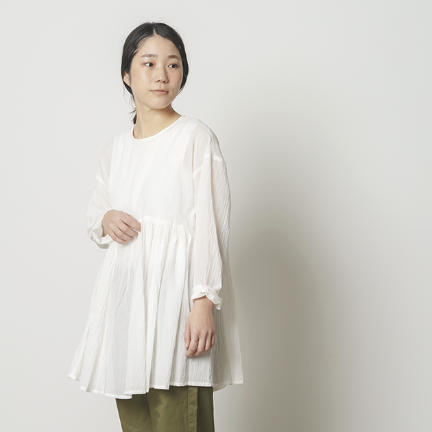 「CLASKA(クラスカ)」発のアパレルブランド「HAU(ハウ)」のtunic blouse