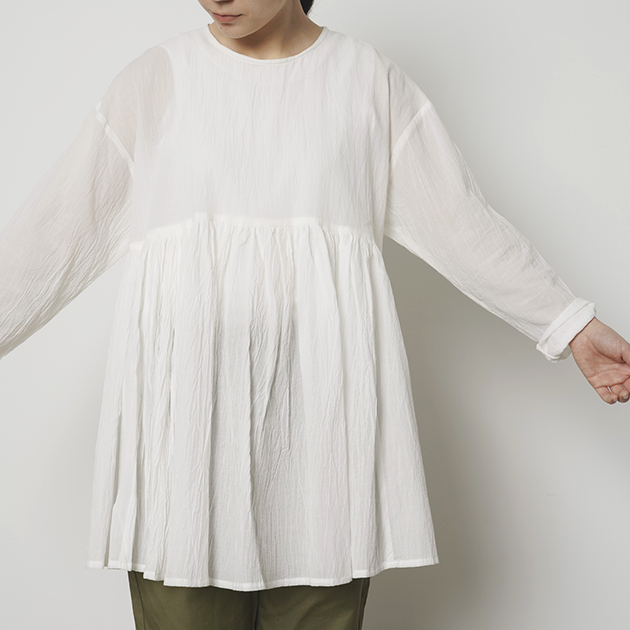 「CLASKA(クラスカ)」発のアパレルブランド「HAU(ハウ)」のtunic blouse