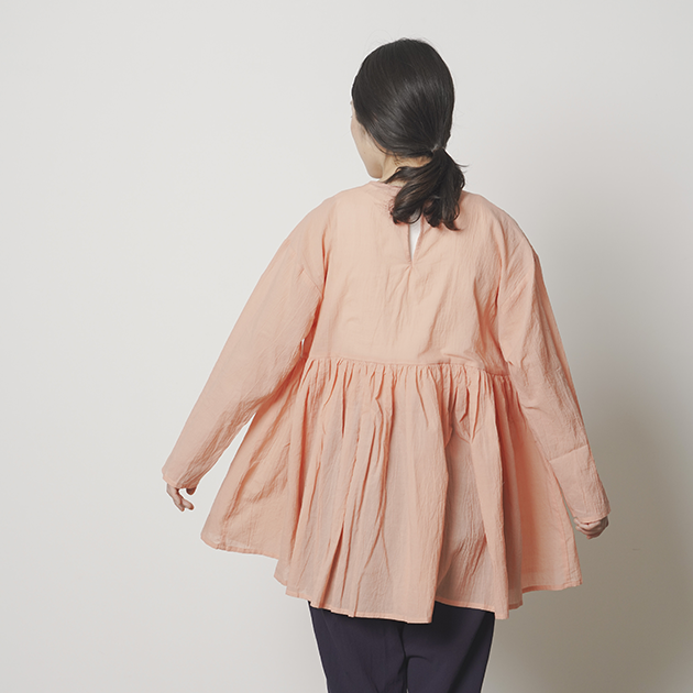 「CLASKA(クラスカ)」発のアパレルブランド「HAU(ハウ)」のtunic blouse