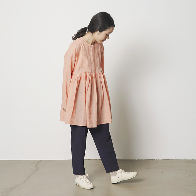 「CLASKA(クラスカ)」発のアパレルブランド「HAU(ハウ)」のtunic blouse