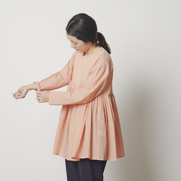 「CLASKA(クラスカ)」発のアパレルブランド「HAU(ハウ)」のtunic blouse